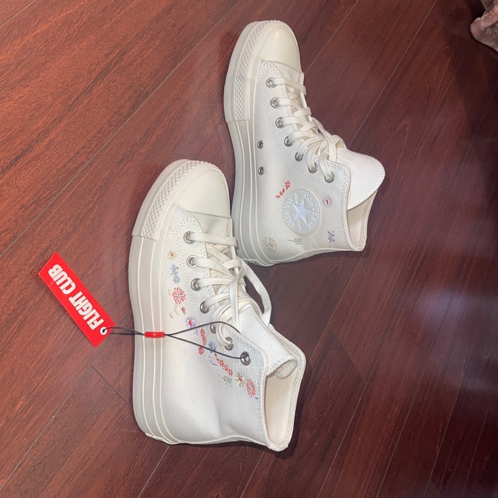 SOLD!!! WMNS CHUCK TAYLOR ALL STAR LIFT PLATFORM 'EMBROIDERED FLORAL - EGRET'